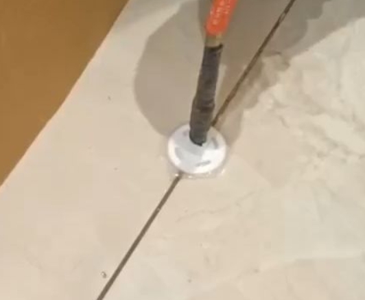 兰考瓷砖空鼓维修公司专业解答瓷砖在铺贴过程中，如果没有涂抹均匀到位的粘结材料（如水泥砂浆或瓷砖胶），可能会导致以下问题