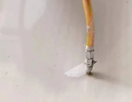 兰考瓷砖空鼓维修公司专业解答在瓷砖铺贴过程中，如果使用的砂料过粗（如全部使用了粗砂），可能会导致以下问题